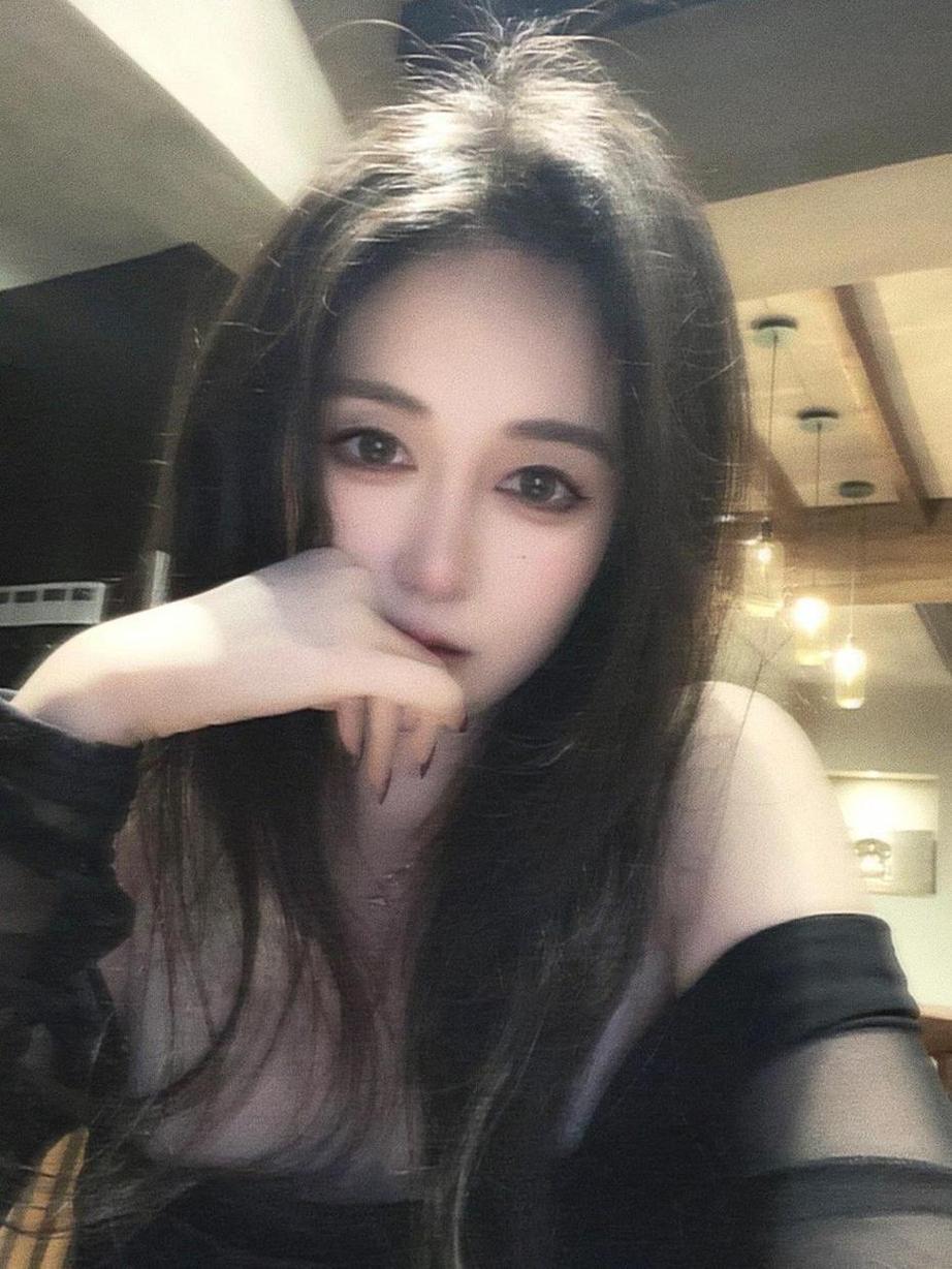 绝美姿态，红丝绒旗袍白银81的图片魅力