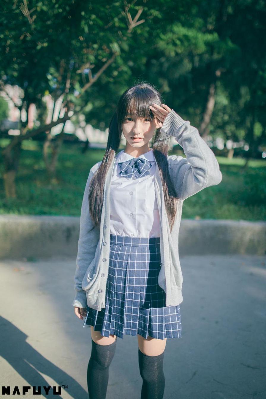身着神楽坂真冬cos呈现完美的图片，让你感受美丽的瞬间。