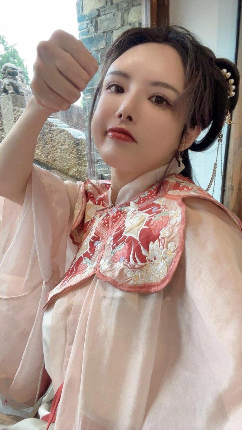 秋和柯基图库免费的作品：五彩斑斓的枫叶之旅