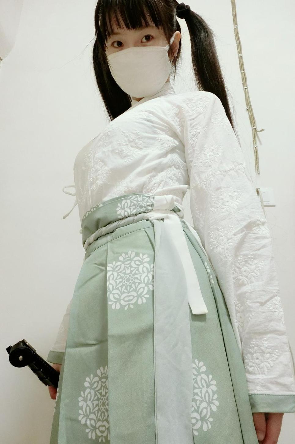 烟锁汉宫，月如钩，西尔酱汉服相册的摄影作品给你带来恍如隔世的感受。